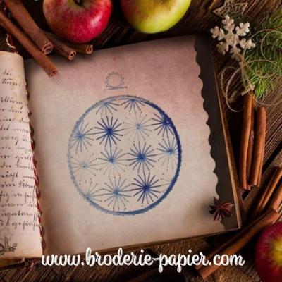 Broderie sur papier boule de noël bleue ronde