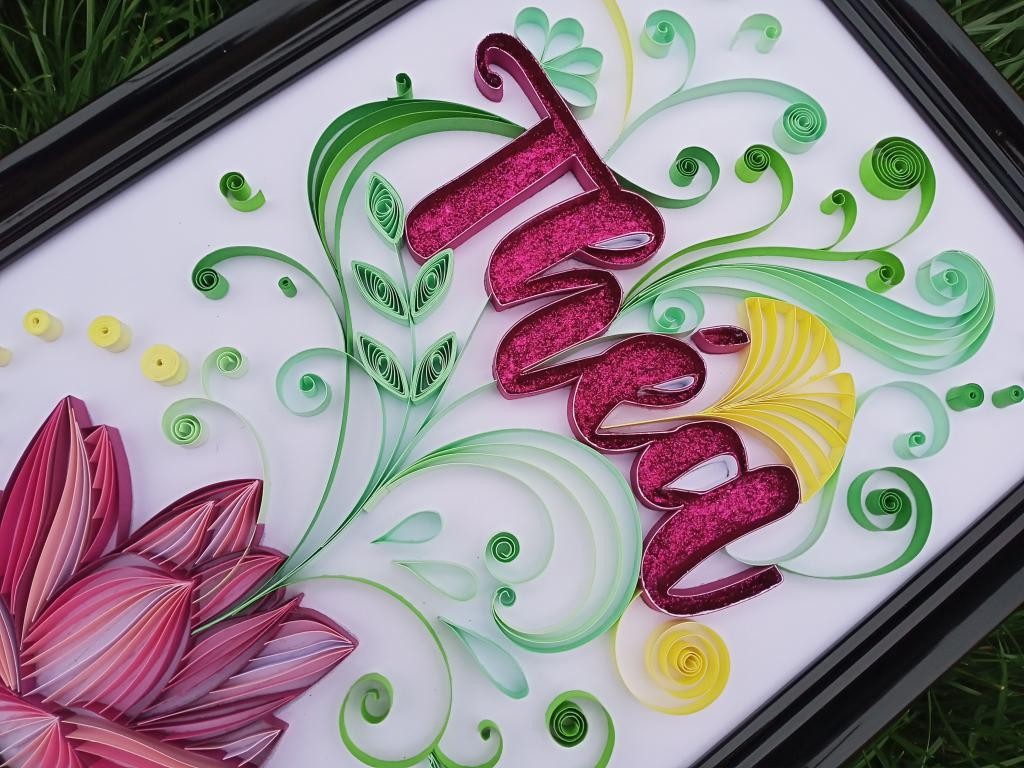 Tableau prénom quilling Théa vue de biais