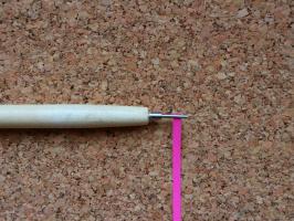 01 inserer la bande dans la fente du stylet
