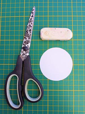 02 decouper le cercle de papier avec des ciseaux loisir creatif eugenie diy fait main
