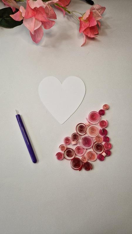 02 rouler les bandes de papier quilling rose avec stylet