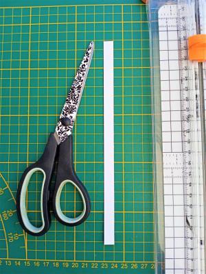 03 decouper une bande de papier blanc loisir creatif eugenie quilling paperolles