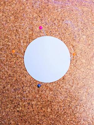 04 fixer le cercle de papier liege epingles quilling soleil loisir creatif eugenie