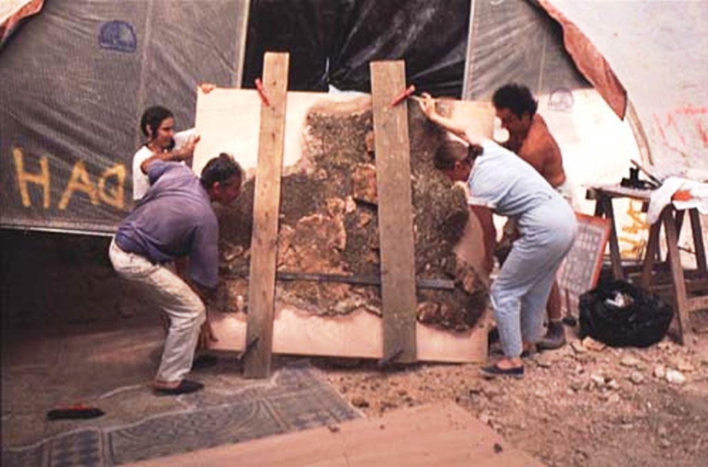 04retournement d une plaque desolidarisee de son support antique mosaique de clonas sur vareze isere