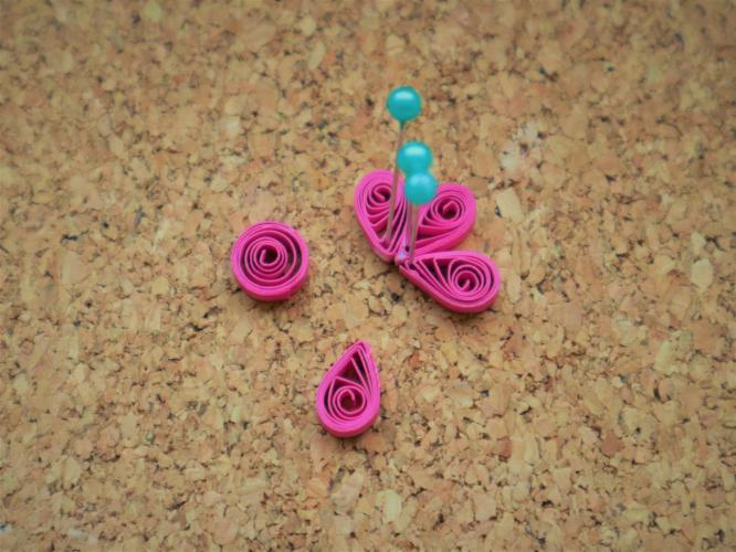 05 tuto quilling modele debutant facile oeuf paques printemps fleur pincer d un cote