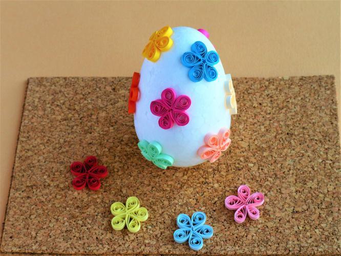 07 tuto quilling modele debutant facile oeuf paques printemps fleur coller les fleurs