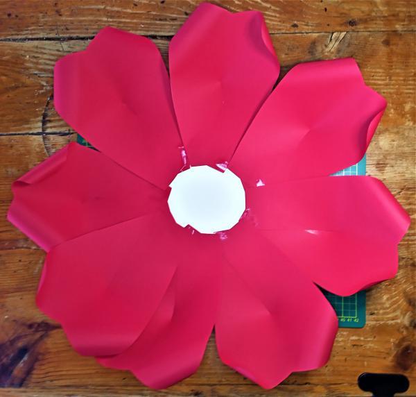 11 fleur papier geante diy loisirs creatifs eugenie tuto decor paper craft 1er couronne petale