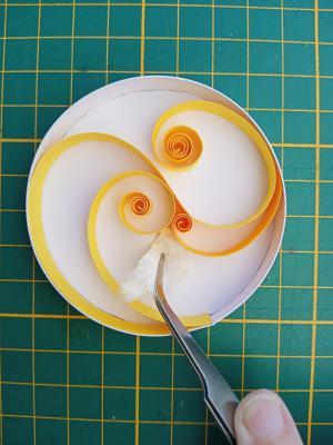 12 quilling bande papier jaune pince precison tuto modele facile loisir creatif eugenie paperolles arabesque etape explication apprendre