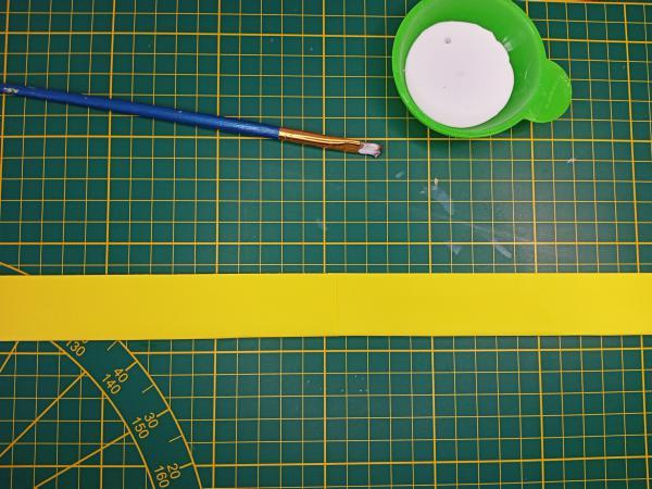 18 fleur papier geante diy loisirs creatifs eugenie tuto decor paper craft plier bande jaune