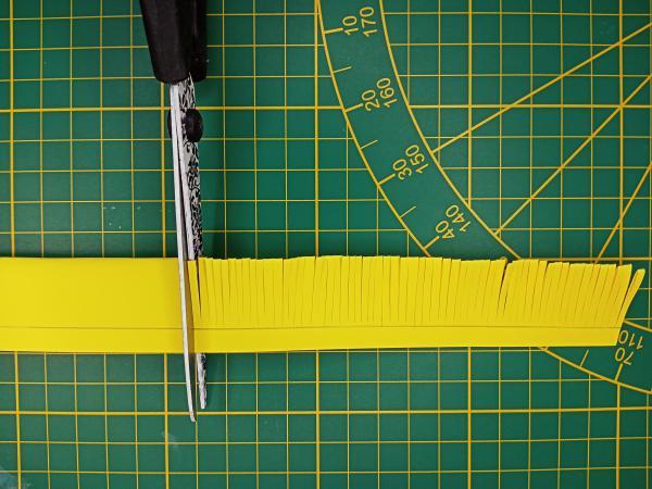 20 fleur papier geante diy loisirs creatifs eugenie tuto decor paper craft ciseler bande jaune