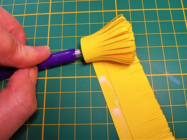 21 fleur papier geante diy loisirs creatifs eugenie tuto decor paper craft rouler bande jaune