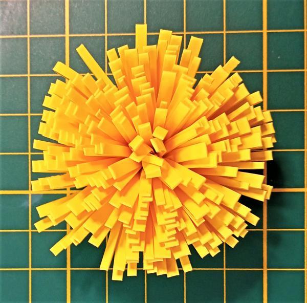 23 fleur papier geante diy loisirs creatifs eugenie tuto decor paper craft ecarter frange jaune