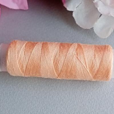 Abricot orange clair pastel fil a coudre couture bobine broderie sur papier string art carte a broder
