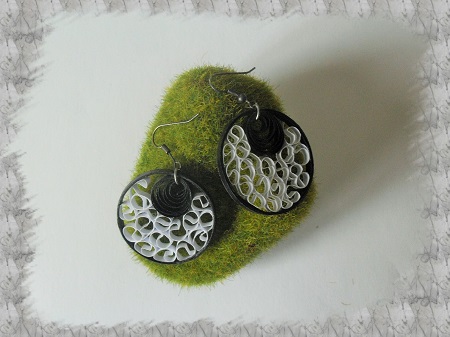 Bijoux boucles d oreille quilling dentelle noir et blanc 01