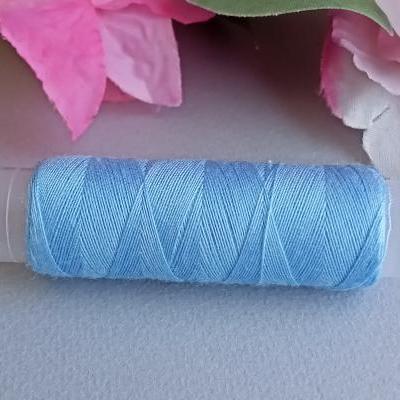 Bleu clair fil a coudre couture bobine broderie sur papier string art carte a broder