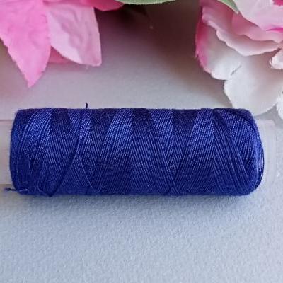 Bleu nuit marine fil a coudre couture bobine broderie sur papier string art carte a broder