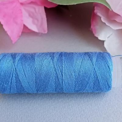 Bleu orage fil a coudre couture bobine broderie sur papier string art carte a broder