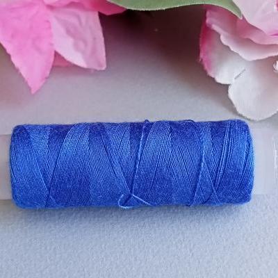 Bleu roi fil a coudre couture bobine broderie sur papier string art carte a broder