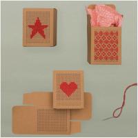 Boite kraft a broder broderie point de croix fil rouge exemple de realisation coeur etoile