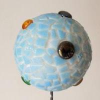 Boule mosaique deco de jardin billes sur fond bleu 1
