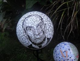 Boule mosaique deco de jardin portrait de louis de funes 02