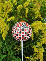 Boule mosaique deco de jardin rouge et noir 1