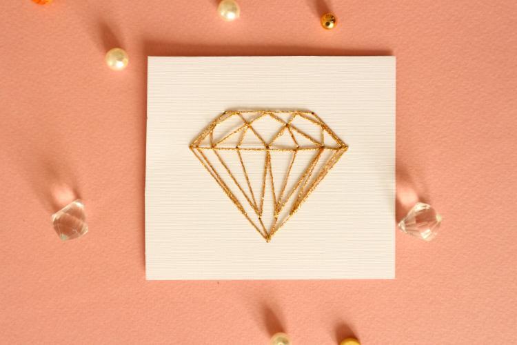 Broderie diamant vue face fil metallique dore or papier toile blanc string art diamond painting