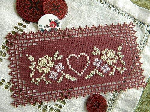 Broderie sur papier point de croix carton feuille perfore trou bordeaux carte fleur canivet marque page