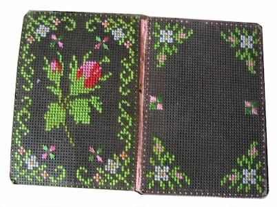 Broderie sur papier point de croix carton feuille perfore trou gris bougie modele noel carnet couverture cahier