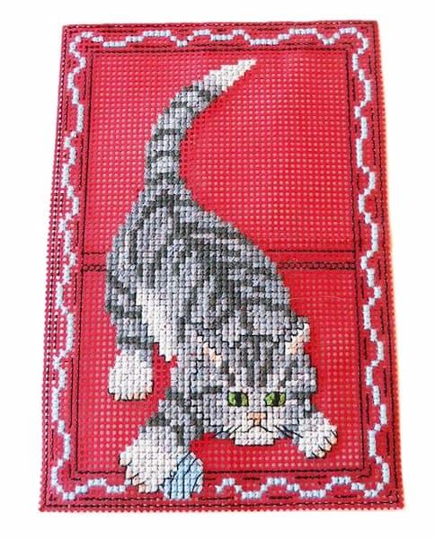 Broderie sur papier point de croix carton feuille perfore trou rouge chat joue pelote