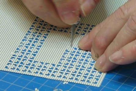 Canivet kirigami decoupe papier feuille perfore trou loisirs creatifs eugenie