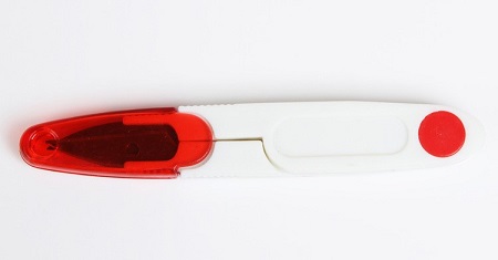 Ciseaux coupe fil rouge materiel broderie couture