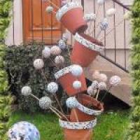 Colonne de pots en mosaique garnie de tuteurs de jardin 1
