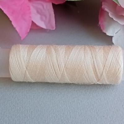 Coquille d oeuf beige ecru fil a coudre couture bobine broderie sur papier string art carte a broder