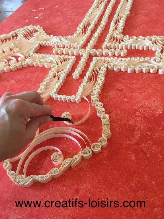 Croix quilling ecole mere teresa papier roule travail scolaire enfant