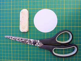 Decouper le cercle de papier avec des ciseaux loisir creatif eugenie diy fait main