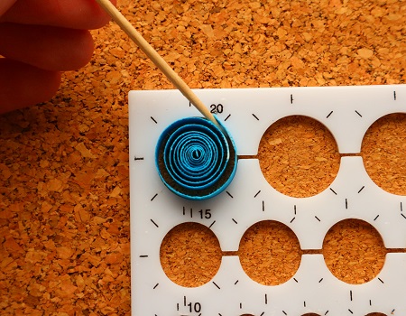 Epouser la forme d un gabarit cercle quilling loisirs creatifs 03