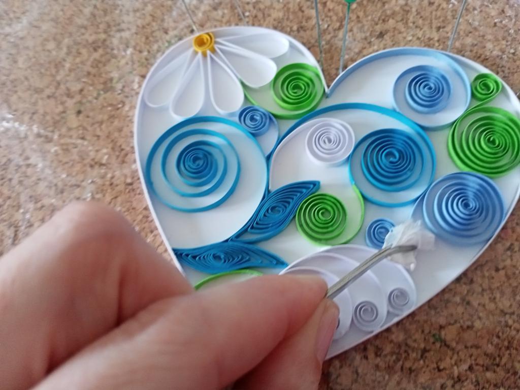 Essuyer les residu surplus trace de colle bande papier quilling coeur roule pince