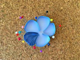 Etape quilling fleur de lin nervure d un petale bande de papier colle sur la tranche