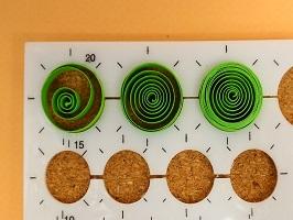 Exemple spirale gabarit cercle bande papier vert quilling paperolle diy