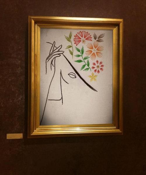 Femme chapeau fleurs main tableau tendu broderie papier string art 