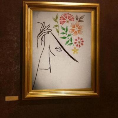 Femme chapeau fleurs main tableau tendu broderie papier string art