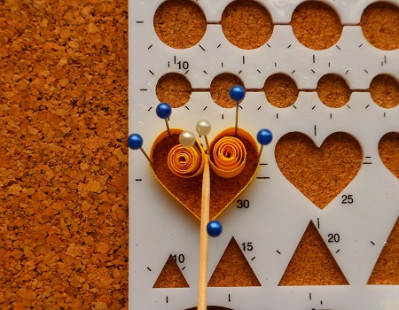Gabarit coeur quilling loisirs creatifs mettre de la colle au centre