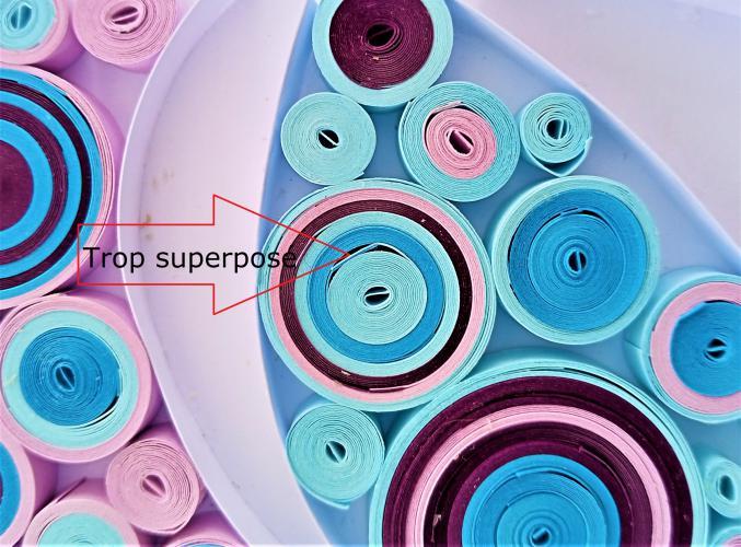 Gros plan cercle serre quilling paper bande papier roule paperolles bleu violet superposition assemblage tutot tutorial loisirs creatifs eugenie diy