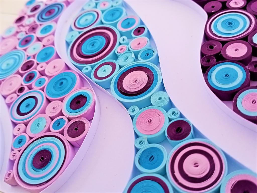 Gros plan tableau quilling abstrait cercle serre paper bande papier roule paperolles bleu lilas cassis violet blanc 1