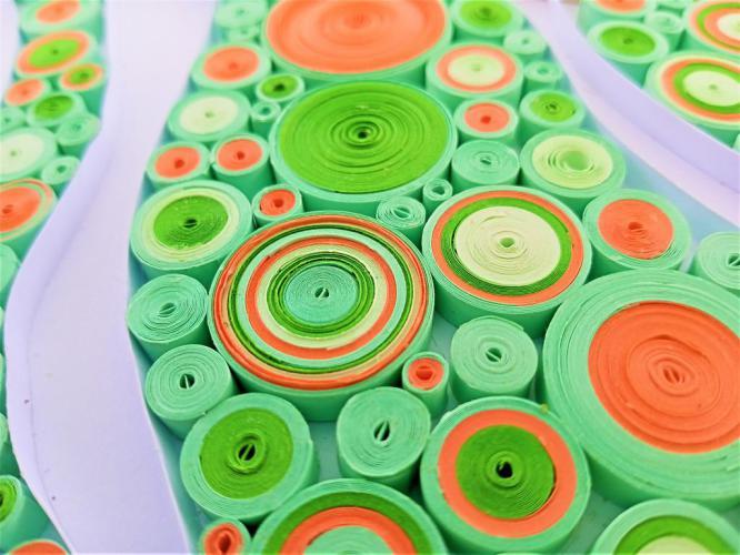 Gros plan tableau quilling abstrait cercle serre paper bande papier roule paperolles vert orange blanc 1