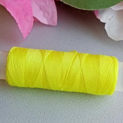 Jaune fil a coudre broderie sur papier string art carte a broder