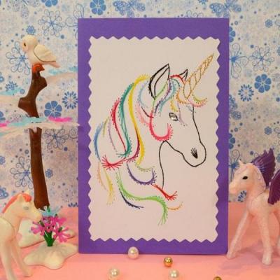 Licorne cheval corne fantastique fantaisie broderie papier carte a broder tableau fil tendu string art