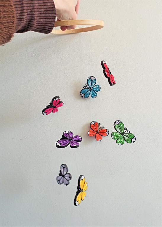 Mobile papillon quilling bande papier roule paper art paperolle insecte