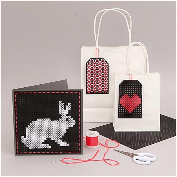 Modele broderie sur carton carte etiquette lapin coeur noir rouge